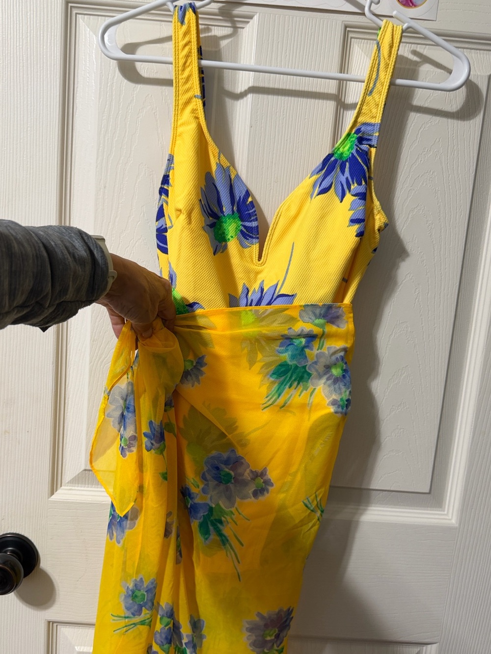 La Blanca Yellow Floral 1-Piece Swimsuit w/matching Sarong - Picture 2 of 13